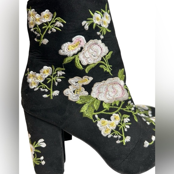 Floral Embroidered Black Ankle Boots, Size 39, faux suede, heels, like NEW - Picture 4 of 9